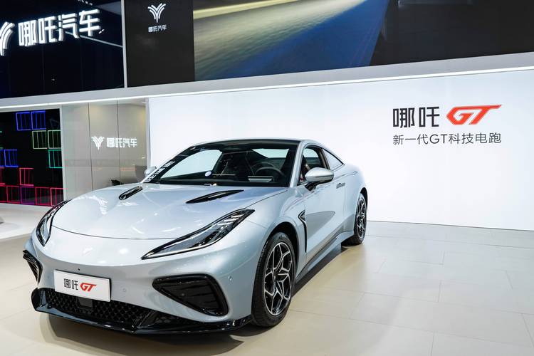 深圳318哪吒汽车在智能汽车领域的表现，领途汽车在新能源汽车市场中的影响力